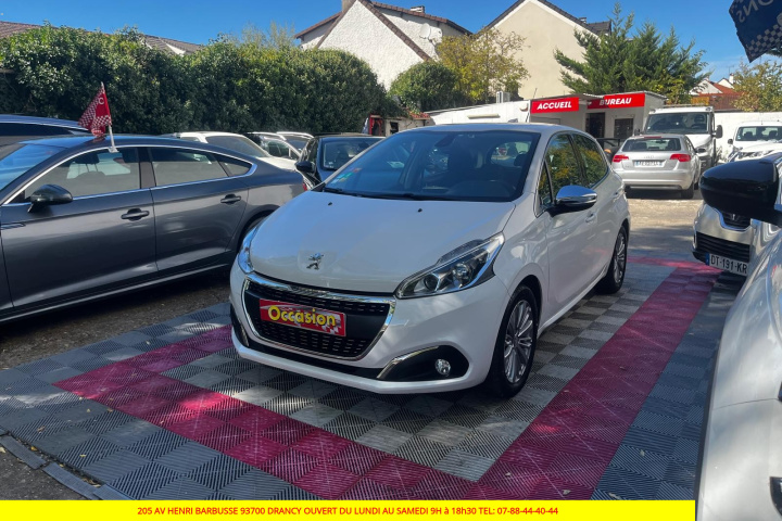 PEUGEOT 208